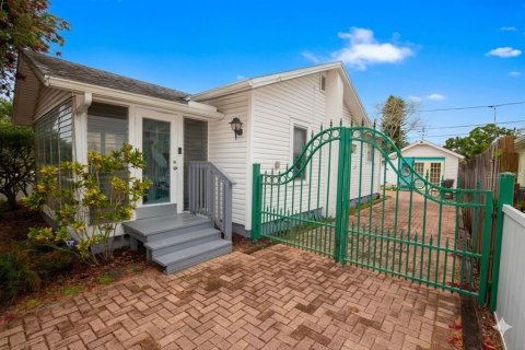 House in Gulfport, Florida 2 bedrooms, 73.95 sq.m. № 2197998 - photo 2