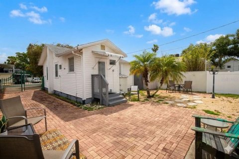 House in Gulfport, Florida 2 bedrooms, 73.95 sq.m. № 2197998 - photo 4