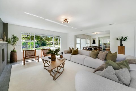 House in Miami Shores, Florida 4 bedrooms, 233 sq.m. № 1976031 - photo 3