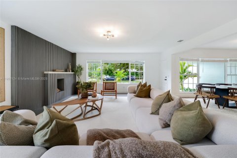 House in Miami Shores, Florida 4 bedrooms, 233 sq.m. № 1976031 - photo 29