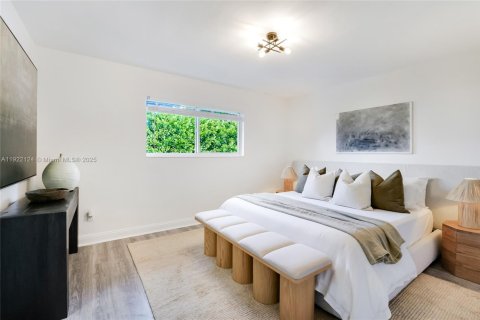 House in Miami Shores, Florida 4 bedrooms, 233 sq.m. № 1976031 - photo 18