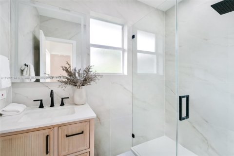 House in Miami Shores, Florida 4 bedrooms, 233 sq.m. № 1976031 - photo 21