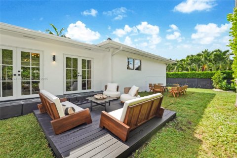 House in Miami Shores, Florida 4 bedrooms, 233 sq.m. № 1976031 - photo 25