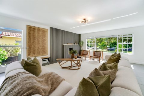 House in Miami Shores, Florida 4 bedrooms, 233 sq.m. № 1976031 - photo 2