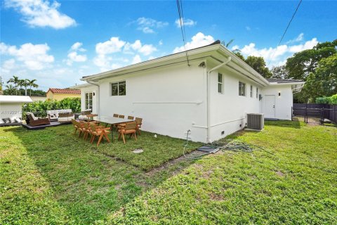 House in Miami Shores, Florida 4 bedrooms, 233 sq.m. № 1976031 - photo 27