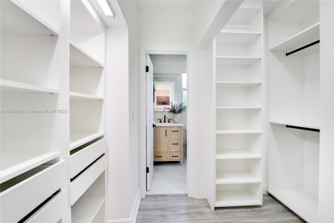 House in Miami Shores, Florida 4 bedrooms, 233 sq.m. № 1976031 - photo 20