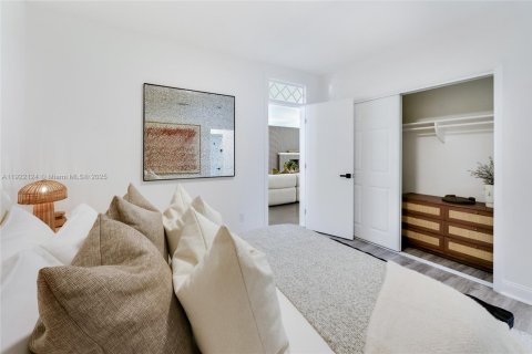 House in Miami Shores, Florida 4 bedrooms, 233 sq.m. № 1976031 - photo 23