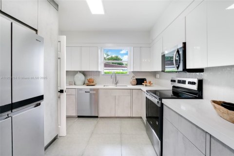 House in Miami Shores, Florida 4 bedrooms, 233 sq.m. № 1976031 - photo 9