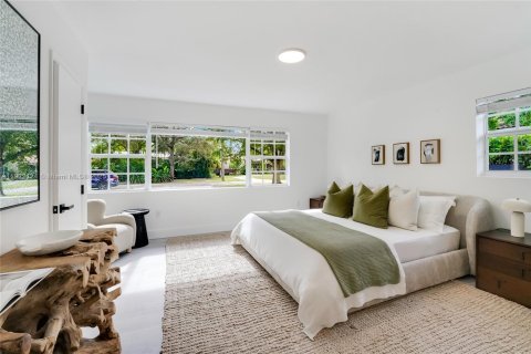 House in Miami Shores, Florida 4 bedrooms, 233 sq.m. № 1976031 - photo 11