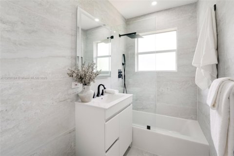 House in Miami Shores, Florida 4 bedrooms, 233 sq.m. № 1976031 - photo 15