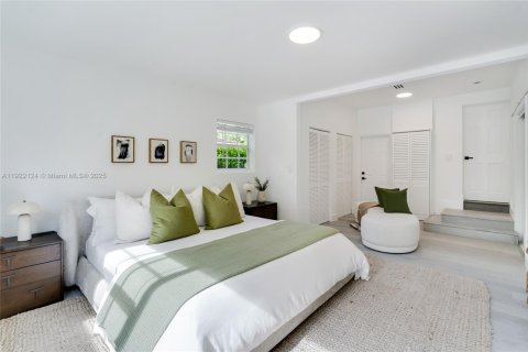 House in Miami Shores, Florida 4 bedrooms, 233 sq.m. № 1976031 - photo 12