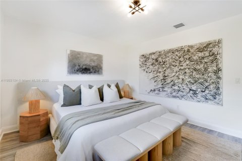 House in Miami Shores, Florida 4 bedrooms, 233 sq.m. № 1976031 - photo 19