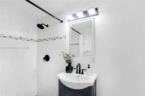 House in Miami Shores, Florida 4 bedrooms, 233 sq.m. № 1976031 - photo 13