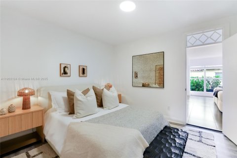 House in Miami Shores, Florida 4 bedrooms, 233 sq.m. № 1976031 - photo 22