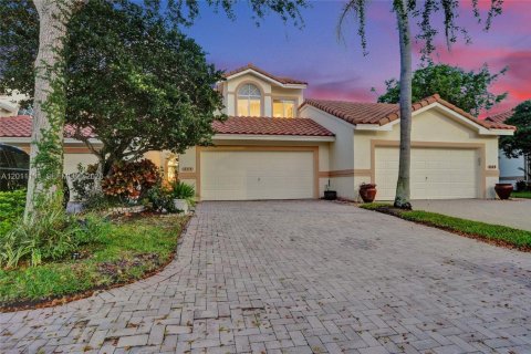 House in Pompano Beach, Florida 3 bedrooms, 243.13 sq.m. № 2075312 - photo 2