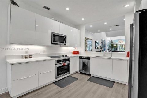 House in Pompano Beach, Florida 3 bedrooms, 243.13 sq.m. № 2075312 - photo 10