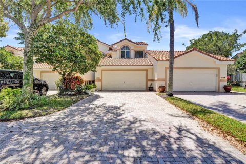 House in Pompano Beach, Florida 3 bedrooms, 243.13 sq.m. № 2075312