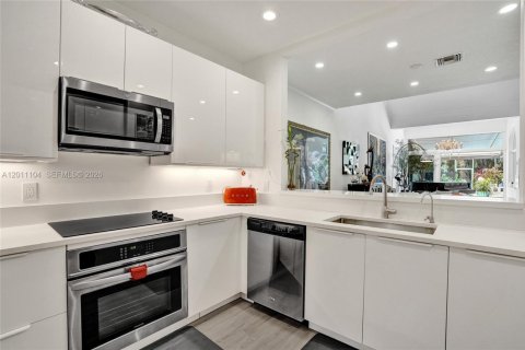 House in Pompano Beach, Florida 3 bedrooms, 243.13 sq.m. № 2075312 - photo 14