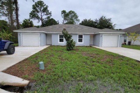 Propiedad comercial en venta en Palm Coast, Florida, 4 dormitorios, 181.53 m2 № 770565 - foto 1