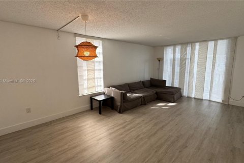 Copropriété à louer à Miami, Floride: 1 chambre, 75.53 m2 № 1947278 - photo 2