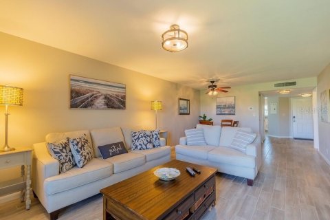 Condo in Saint Petersburg, Florida, 2 bedrooms  № 1684928 - photo 4