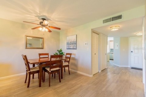 Condo in Saint Petersburg, Florida, 2 bedrooms  № 1684928 - photo 5