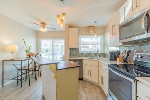 Condo in Saint Petersburg, Florida, 2 bedrooms  № 1684928 - photo 14