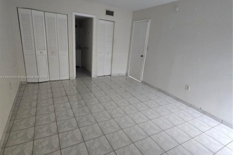 Condo in Miami, Florida, 2 bedrooms  № 1931127 - photo 20