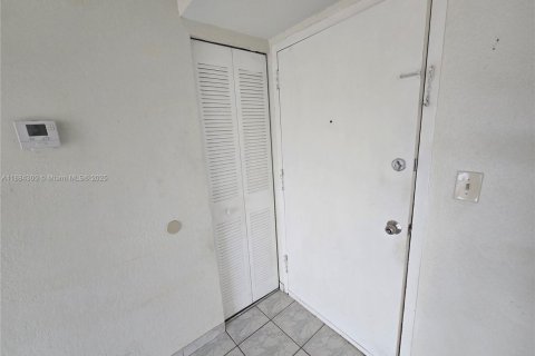 Condo in Miami, Florida, 2 bedrooms  № 1931127 - photo 14