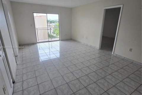 Condo in Miami, Florida, 2 bedrooms  № 1931127 - photo 8