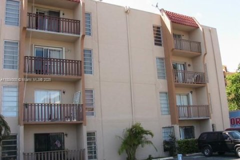 Condo in Miami, Florida, 2 bedrooms  № 1931127 - photo 1