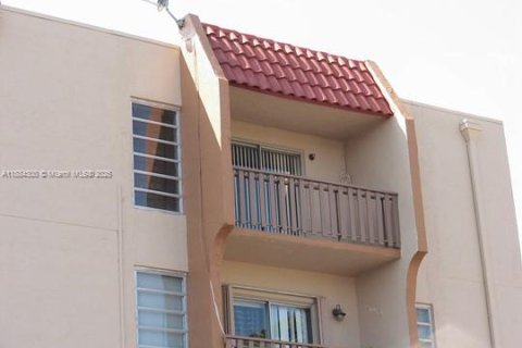 Condo in Miami, Florida, 2 bedrooms  № 1931127 - photo 2