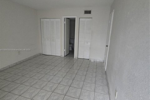 Condo in Miami, Florida, 2 bedrooms  № 1931127 - photo 19