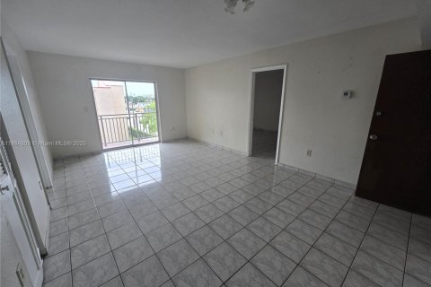 Condo in Miami, Florida, 2 bedrooms  № 1931127 - photo 9