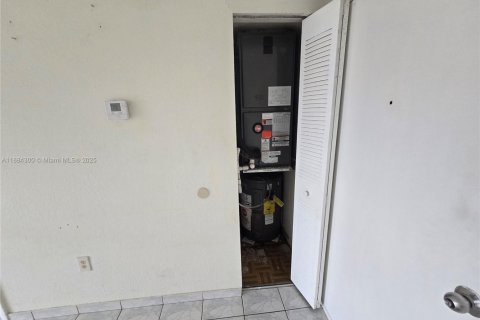 Condo in Miami, Florida, 2 bedrooms  № 1931127 - photo 16
