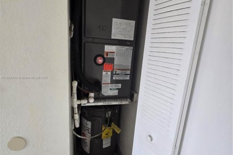 Condo in Miami, Florida, 2 bedrooms  № 1931127 - photo 15