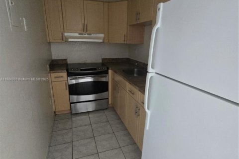 Condo in Miami, Florida, 2 bedrooms  № 1931127 - photo 6