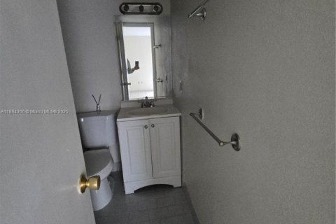 Condo in Miami, Florida, 2 bedrooms  № 1931127 - photo 25