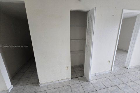 Condo in Miami, Florida, 2 bedrooms  № 1931127 - photo 12