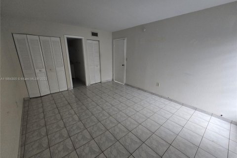 Condo in Miami, Florida, 2 bedrooms  № 1931127 - photo 21