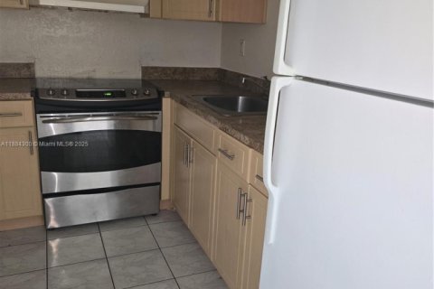 Condo in Miami, Florida, 2 bedrooms  № 1931127 - photo 7