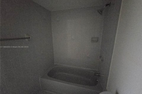 Condo in Miami, Florida, 2 bedrooms  № 1931127 - photo 28
