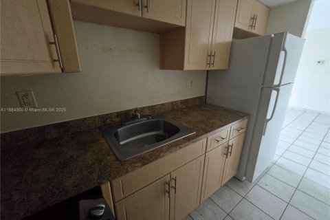 Condo in Miami, Florida, 2 bedrooms  № 1931127 - photo 4