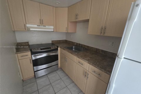 Condo in Miami, Florida, 2 bedrooms  № 1931127 - photo 3