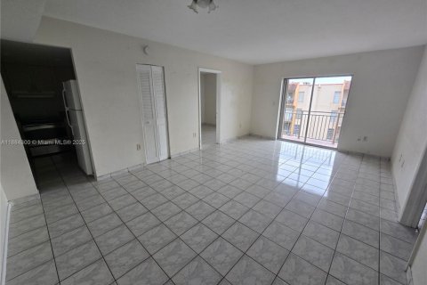 Condo in Miami, Florida, 2 bedrooms  № 1931127 - photo 11