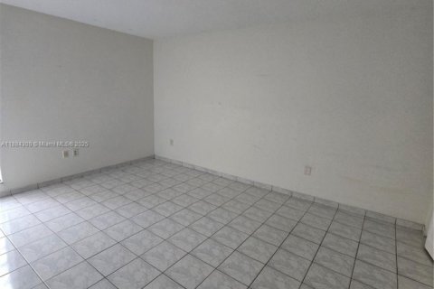 Condo in Miami, Florida, 2 bedrooms  № 1931127 - photo 24