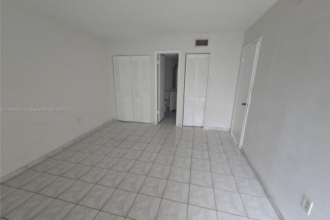 Condo in Miami, Florida, 2 bedrooms  № 1931127 - photo 18