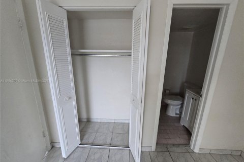 Condo in Miami, Florida, 2 bedrooms  № 1931127 - photo 29