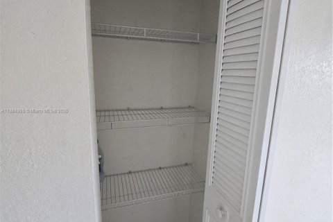 Condo in Miami, Florida, 2 bedrooms  № 1931127 - photo 13