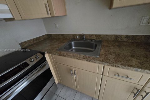 Condo in Miami, Florida, 2 bedrooms  № 1931127 - photo 5